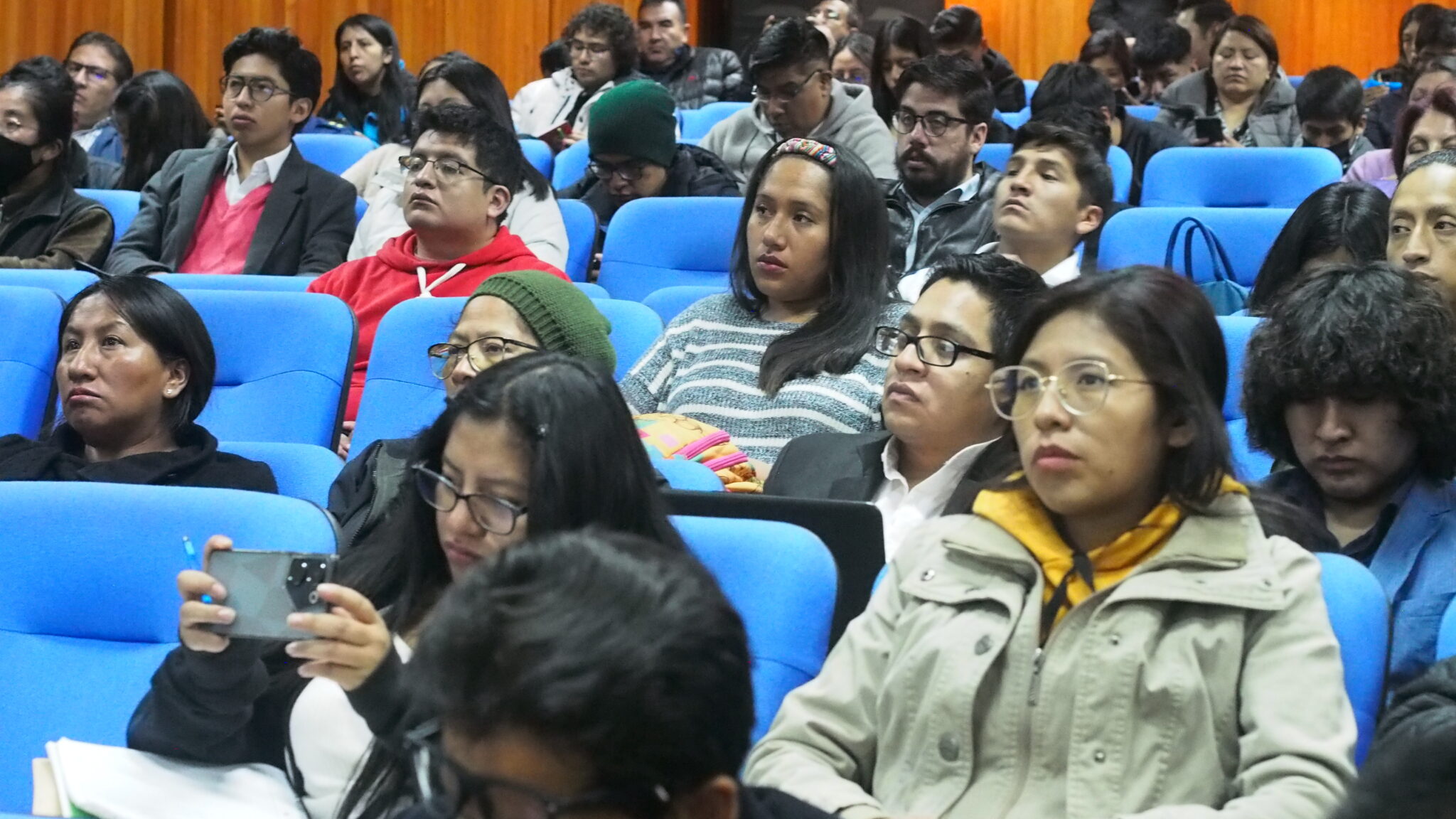 Bolivia, es uno de los países de Latinoamérica que no cuenta con una ley de protección de datos. Ante esta carencia, las vulneraciones a la protección de datos continúan pasando, mientras las nuevas tecnologías avanzan a grandes pasos. Bajo este escenario, la Fundación InternetBolivia.org organizó la serie de eventos “Construyendo una cultura de privacidad: En busca de un marco regulatorio para la protección de datos en Bolivia” en los que más de 400 participantes de la sociedad civil y diversas organizaciones compartieron información y debatieron sobre la urgencia de esta normativa.